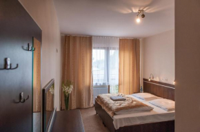 Отель Hotel E7  Радом